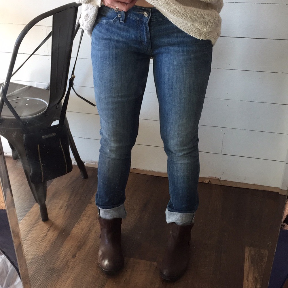 Levi’s! Medium faded wash, stretch